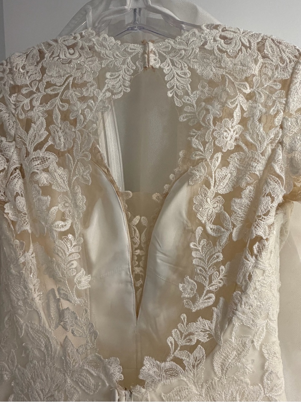 Stella York Ivory Lace Wedding Dress (6764CR) - Picture 10 of 12